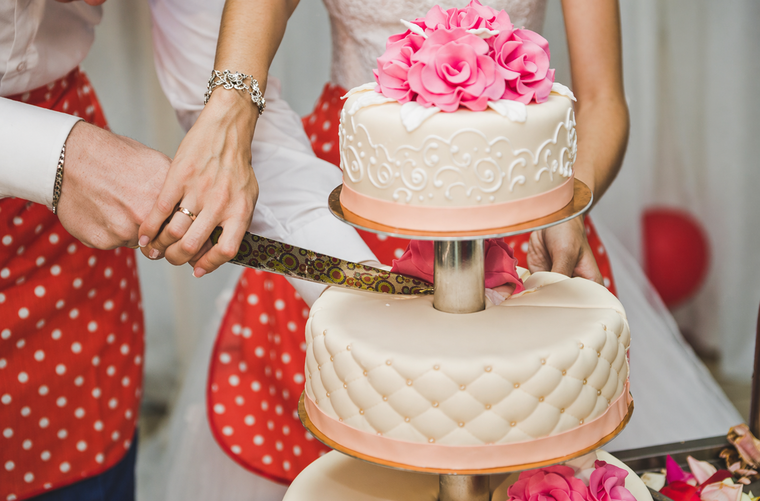 Where to Find the Best Custom Birthday and Wedding Cakes in St. Petersburg, FL?